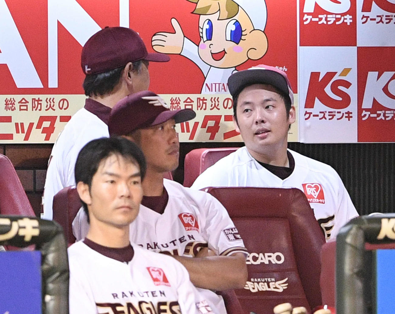 楽天対ソフトバンク　5回を投げ終えベンチへ引き揚げた楽天松井（奥右）は伊藤投手チーフコーチと話す（撮影・滝沢徹郎）