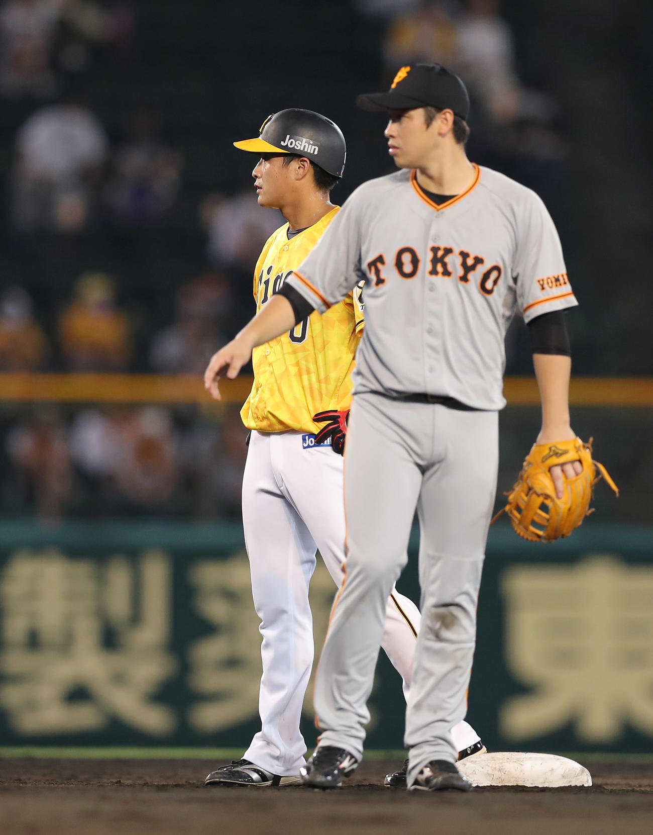 阪神対巨人　4回裏阪神1死一、二塁、重盗で二塁に到達した木浪（左）（撮影・前田充）