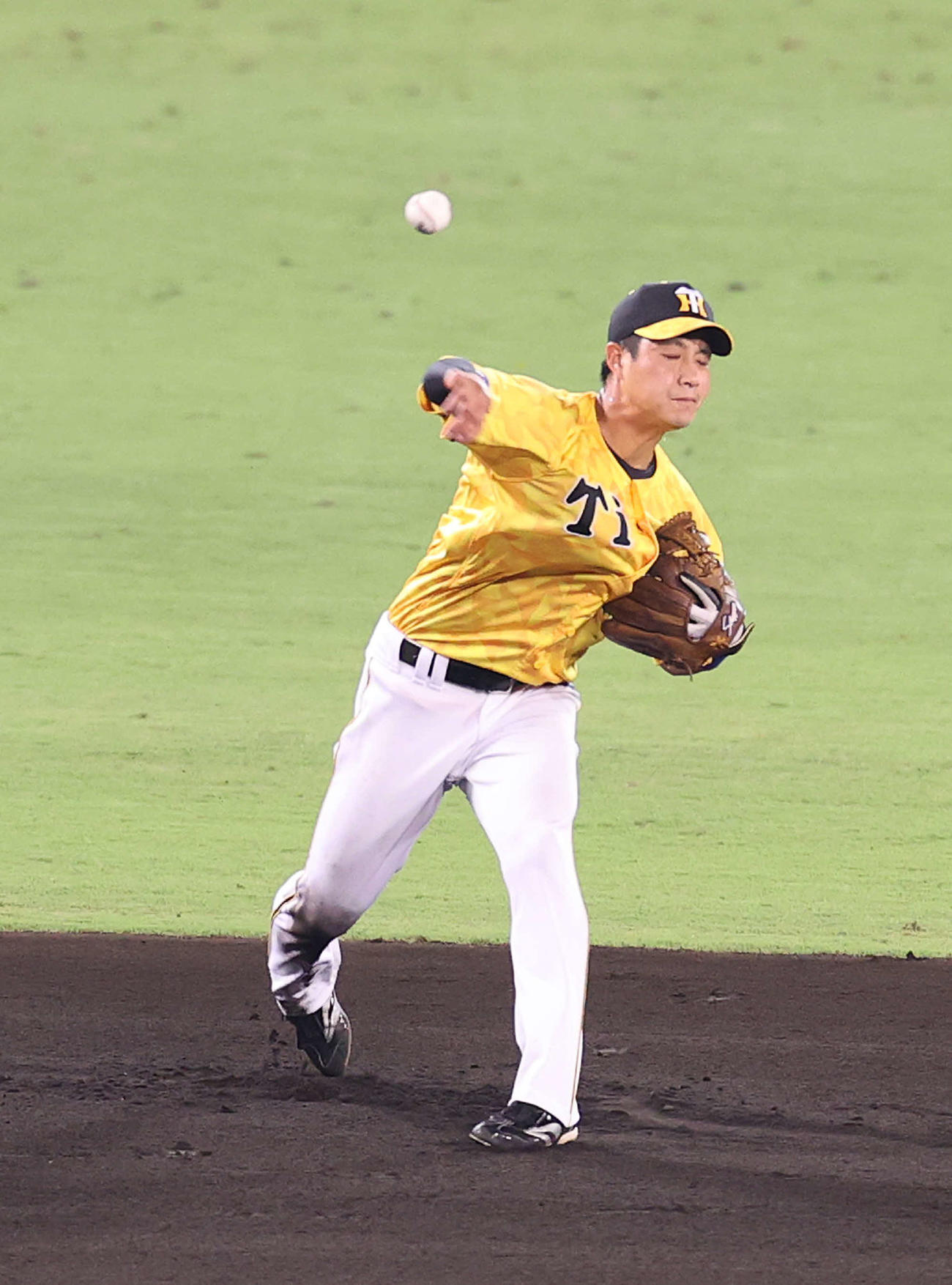 阪神対巨人　8回表巨人2死、亀井の打球を好守で遊ゴロに仕留める木浪（撮影・河野匠）