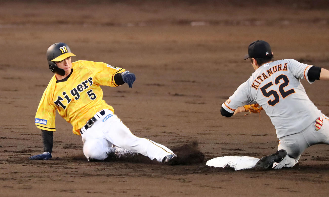 回裏阪神2死一塁、一走近本は二塁盗塁を決める、野手は北村（撮影・加藤哉）