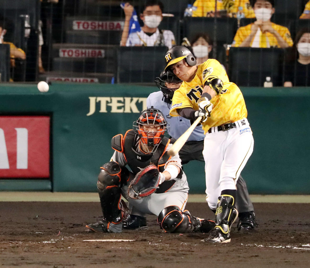 阪神対巨人　4回裏阪神1死二、三塁、植田は右中間に2点適時二塁打を放つ（撮影・加藤哉）