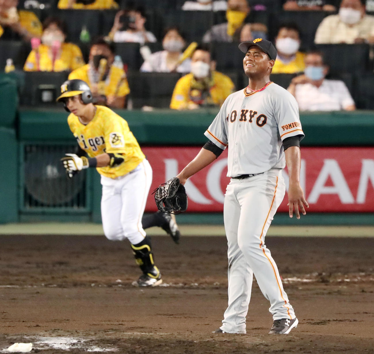 阪神対巨人　4回裏阪神1死二、三塁、メルセデスは植田に右越え適時二塁打を打たれ失点する（撮影・加藤哉）