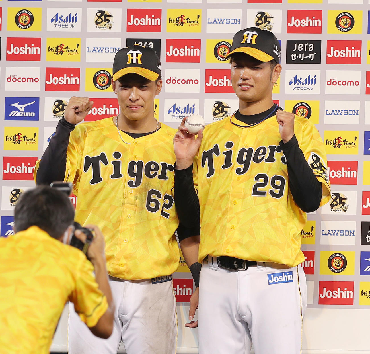 阪神対巨人　ヒーローインタビューを終え笑顔でガッツポーズする高橋（右）と植田（撮影・前田充）