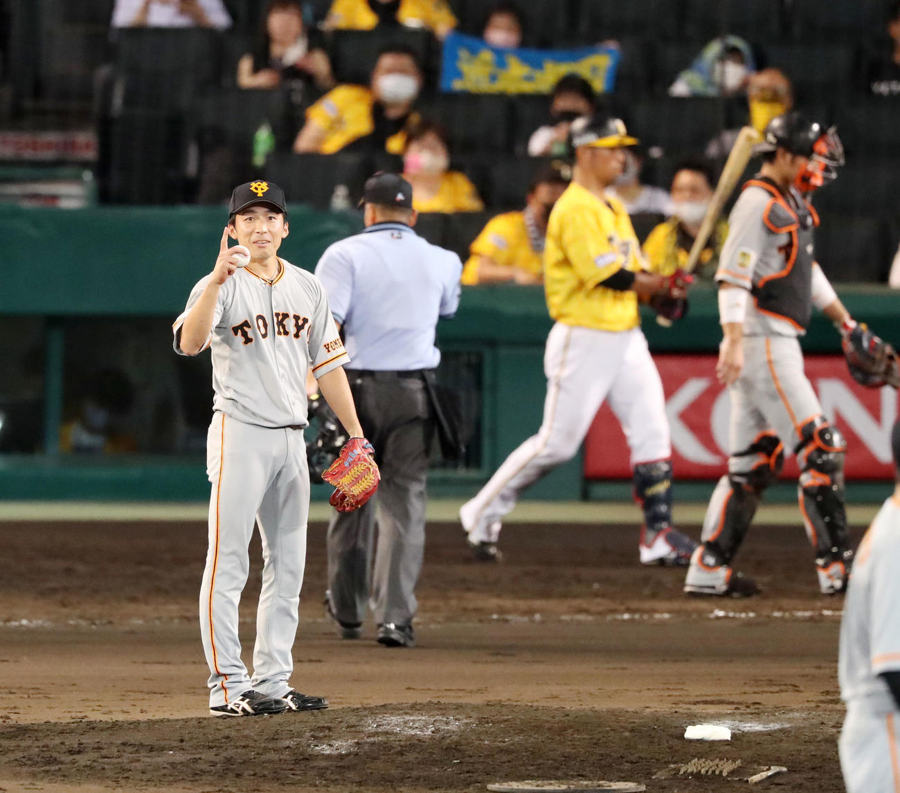 阪神対巨人　8回裏阪神2死、打者江越を迎える前にマウンドから野手に声をかける増田大（撮影・加藤哉）