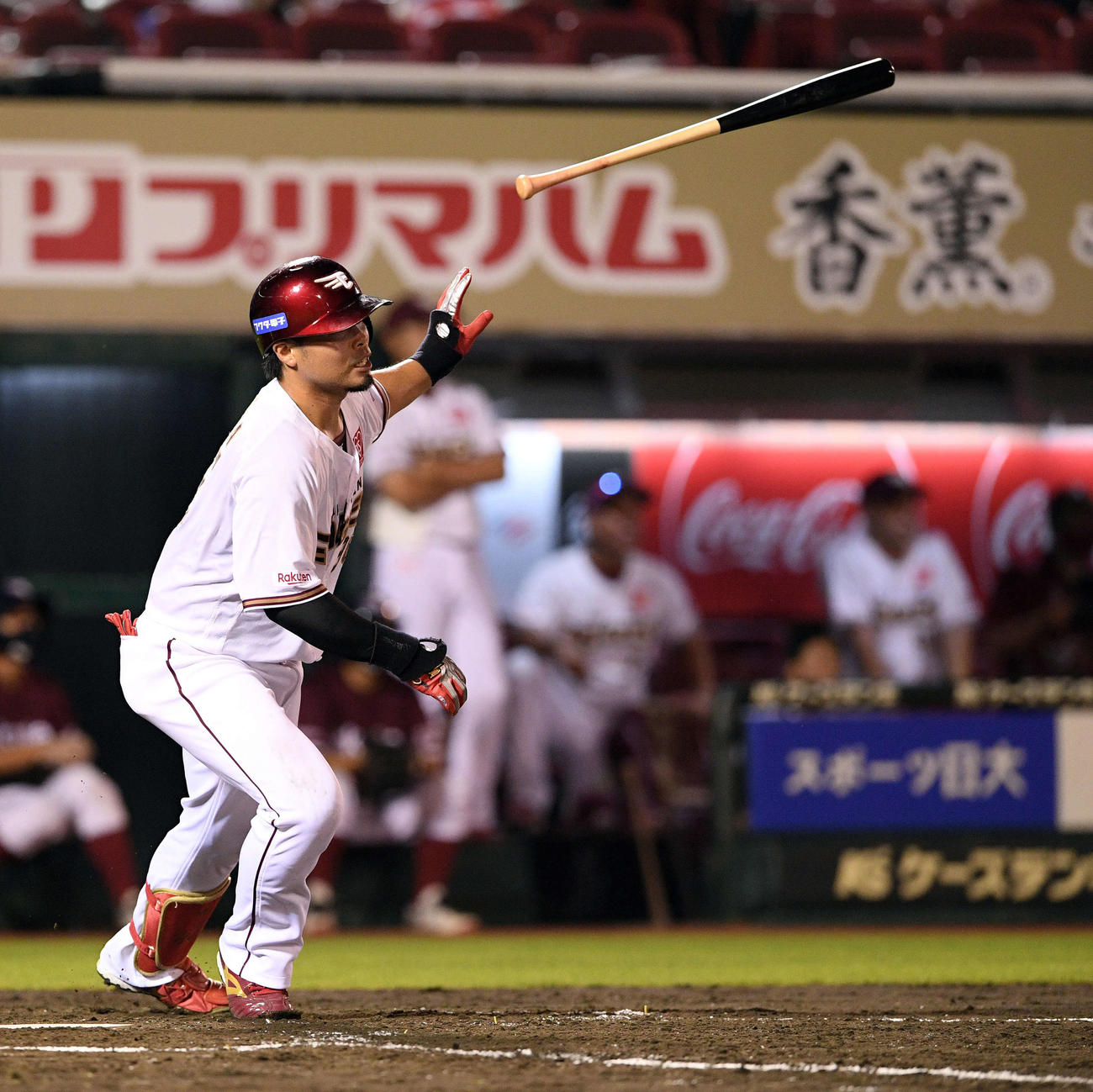 楽天対ソフトバンク　4回裏楽天1死、内田は右中間へ二塁打を放つ（撮影・滝沢徹郎）