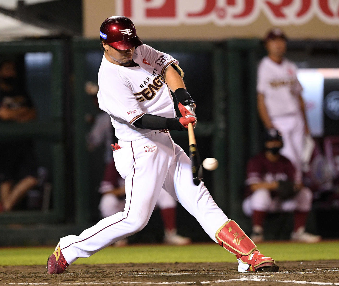 楽天対ソフトバンク　8回裏楽天1死、内田は左翼に二塁打を放つ（撮影・滝沢徹郎）