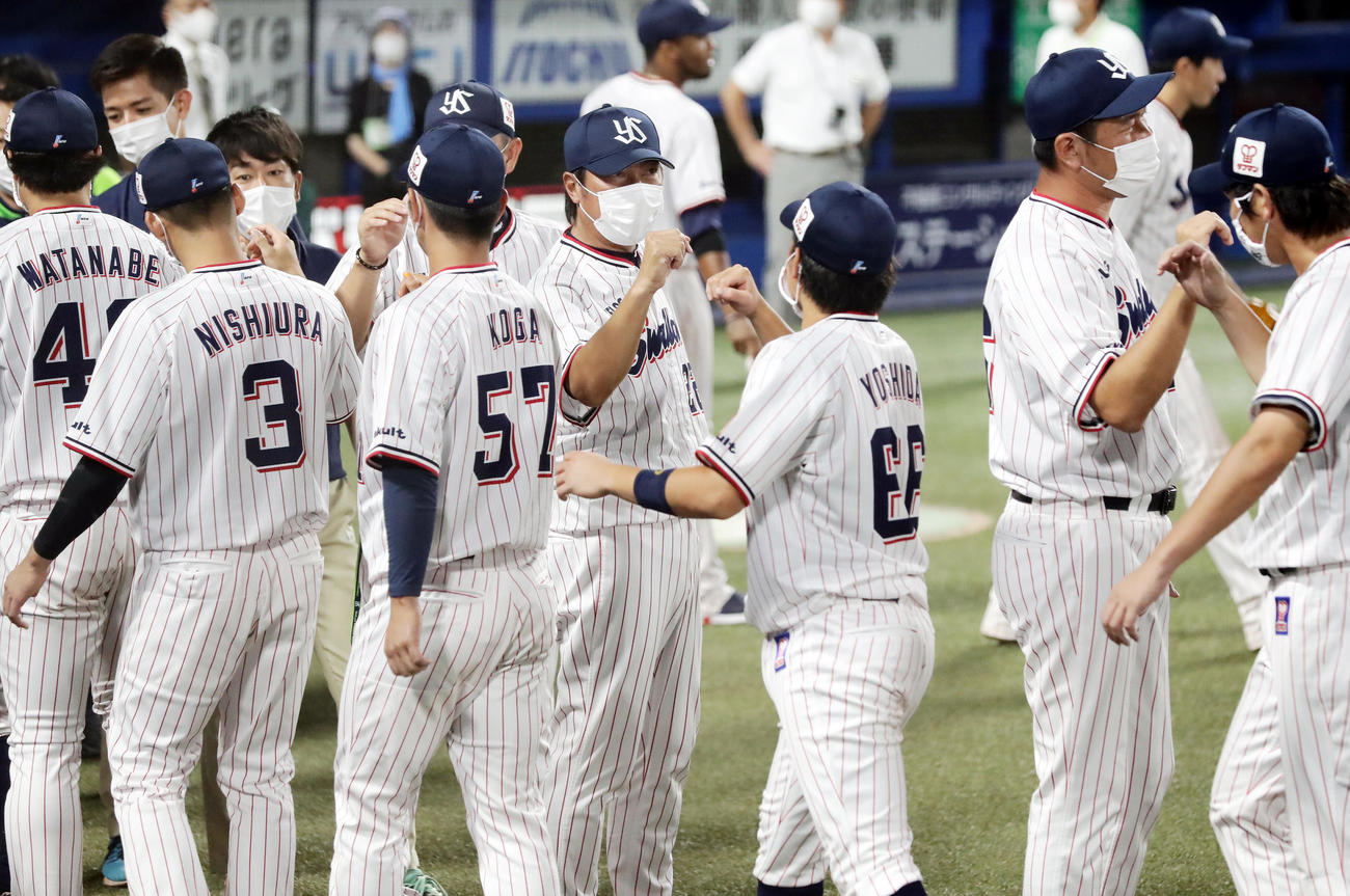 広島に勝利し、選手とグータッチを交わす高津監督（中央）（撮影・浅見桂子）
