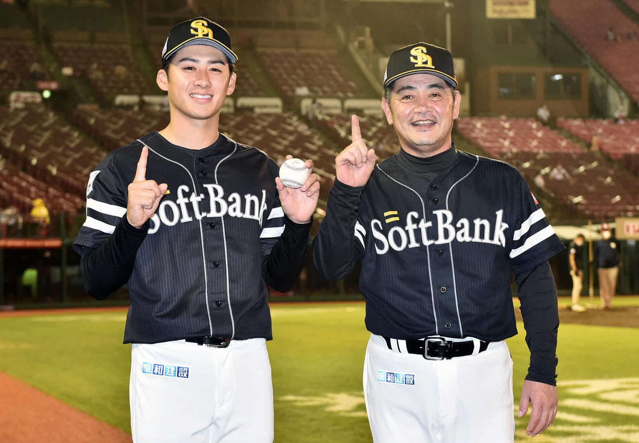 楽天対ソフトバンク　プロ初勝利のソフトバンク板東（左）は記念球を手に工藤監督とポーズを決める（撮影・滝沢徹郎）