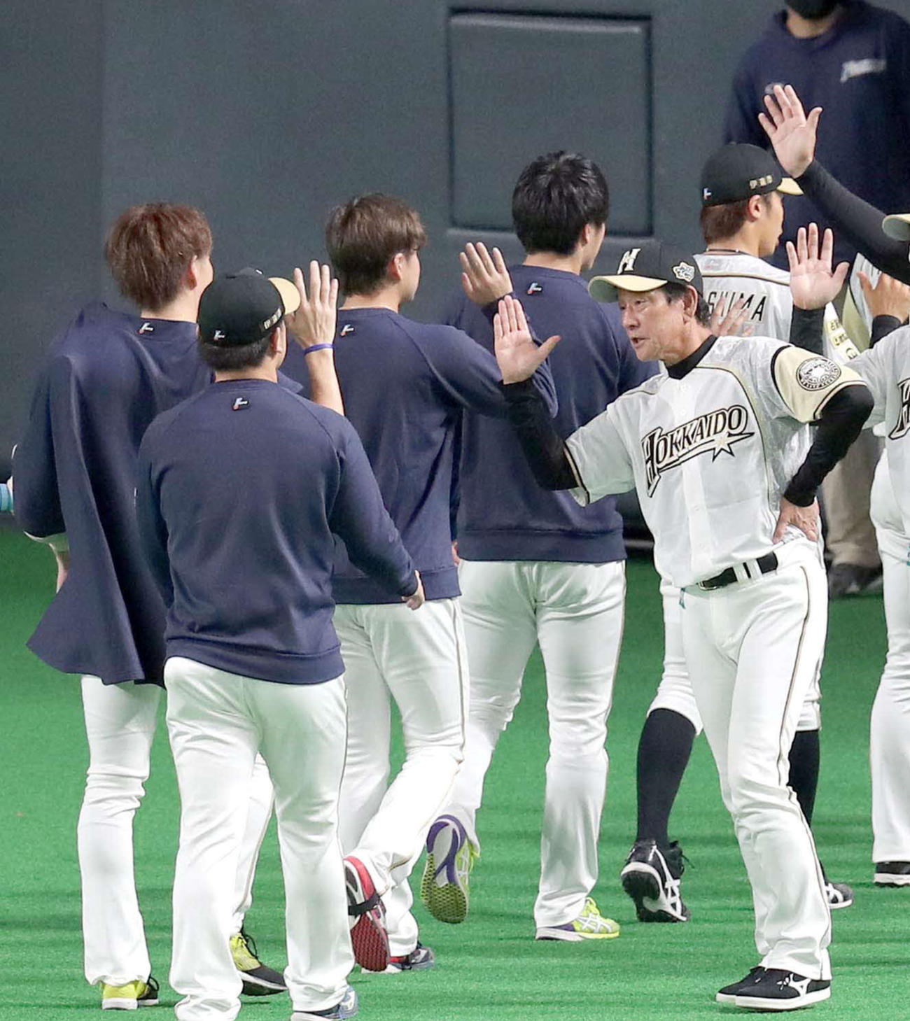 日本ハム対西武　試合終了後、日本ハム河野を出迎える栗山監督（右）（撮影・佐藤翔太）