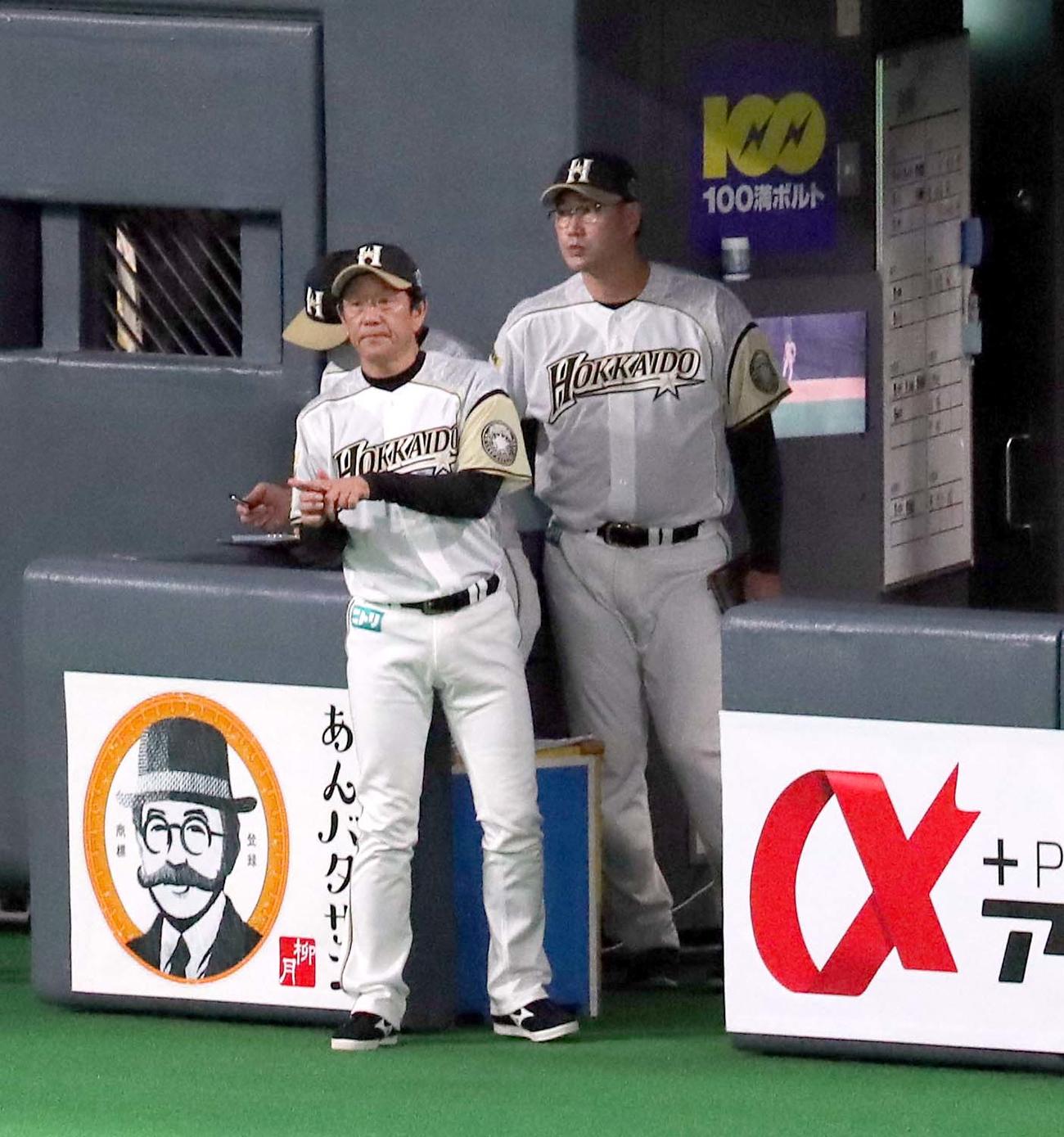 日本ハム対西武　7回表西武2死一塁、源田の二盗の判定にリプレー検証を要求する日本ハム栗山監督（撮影・佐藤翔太）