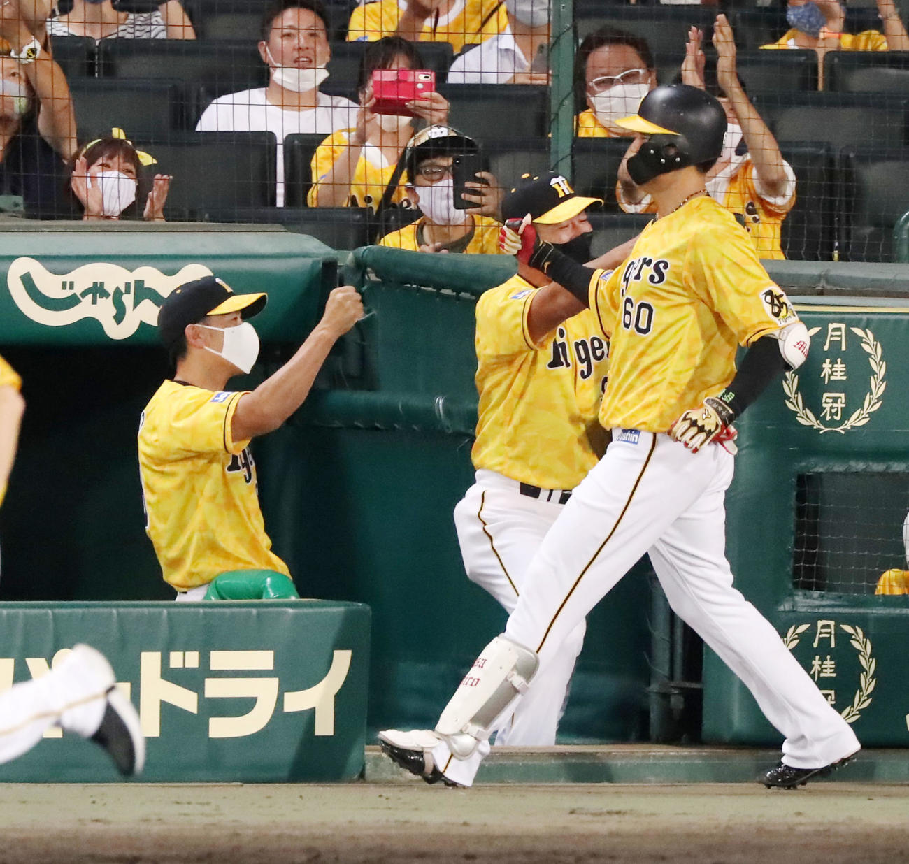 阪神対巨人　8回裏阪神1死満塁、代打中谷は左越え満塁本塁打を放ち矢野監督（左）とエアタッチする（撮影・加藤哉）