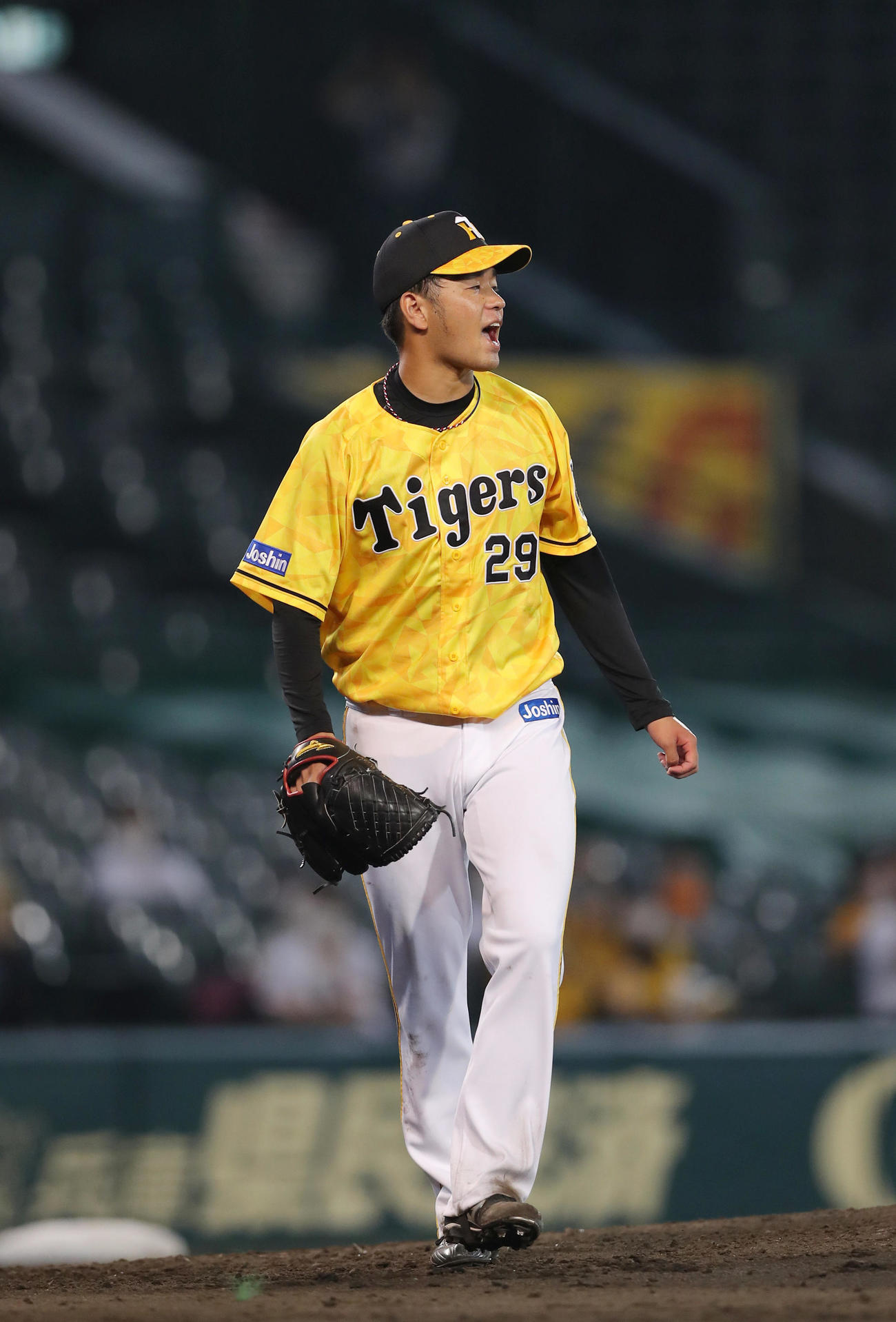 阪神対巨人　5回表巨人2死一、三塁、代打陽岱鋼を空振り三振に仕留め、雄たけびを上げる高橋（撮影・前田充）