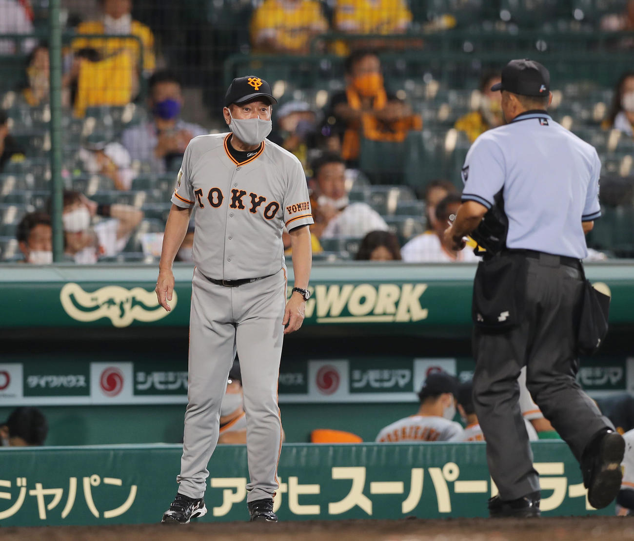 阪神対巨人　4回裏、投手交代を告げる原監督（撮影・前田充）