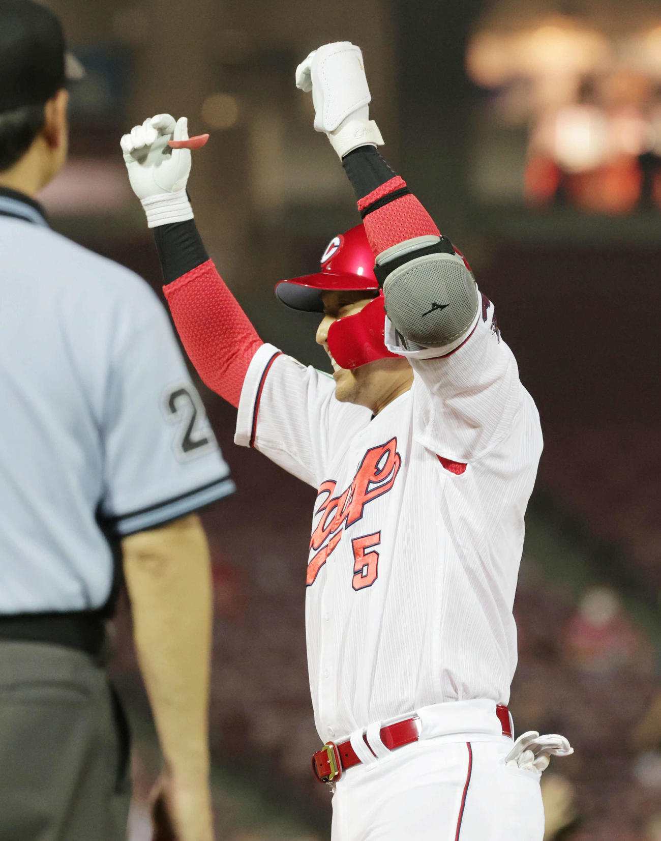 プロ野球広島対阪神6回戦　6回裏広島2死満塁、代打の長野は中前2点適時打を放つ（撮影・加藤孝規）