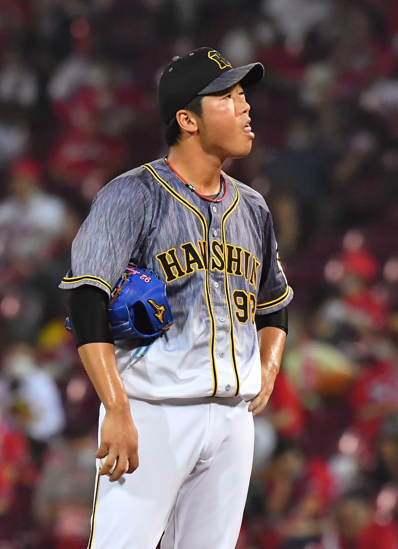 6回、追加点を許し渋い表情を見せる伊藤和雄（撮影・上田博志）