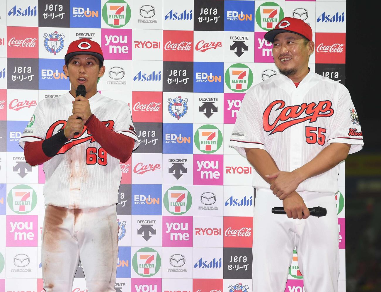 お立ち台でインタビューに答える羽月隆太郎（左）と松山竜平（現場代表）