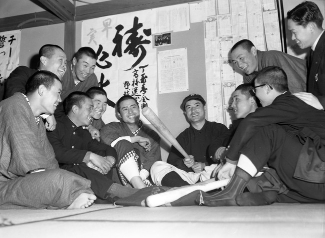 4－0で柳井を破り第1回大会（24年）以来の準決勝進出で張り切る早実ナイン。中央でバットを持つのは宮井勝成監督、左隣は王貞治（2年）（57年4月5日撮影）