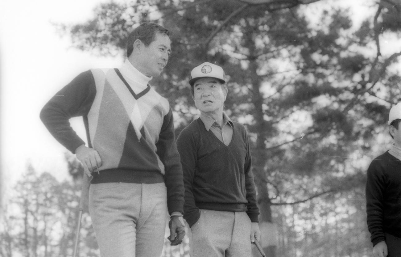 巨人王監督（左）とゴルフを楽しむ早実時代の恩師・中大の宮井勝成監督（85年1月4日）
