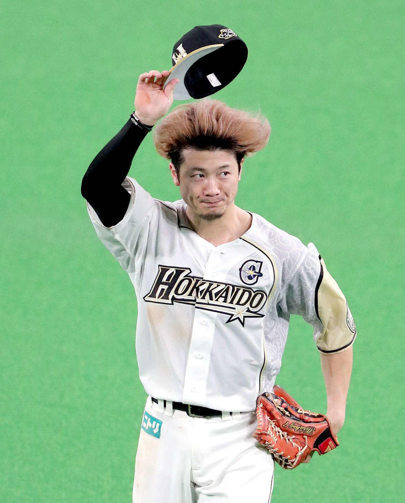 日本ハム対西武　右前適時打を放ちスタンド応援席のファンからの拍手に応えながら守備位置につく西川（撮影・佐藤翔太）