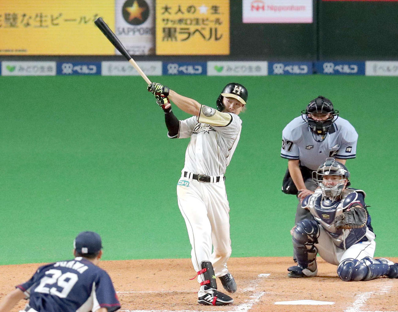 日本ハム対西武　4回裏日本ハム1死満塁、西川は右前適時打を放つ（撮影・佐藤翔太）