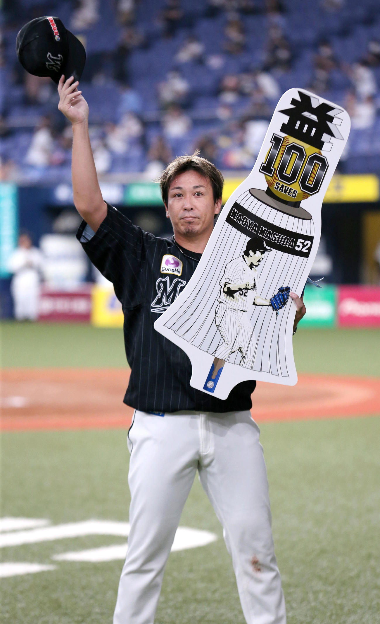オリックス対ロッテ　ロッテ益田は通算100セーブを記録し記念ボードを手にファンの声援に応えるロッテ（撮影・上山淳一）