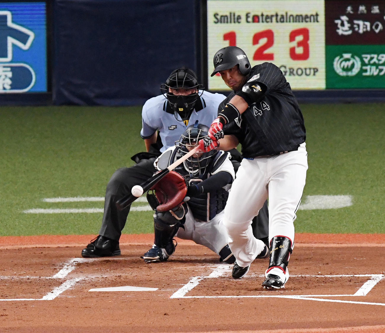 オリックス対ロッテ　2回表ロッテ無死、井上は先制の左越え本塁打を放つ（撮影・前岡正明）
