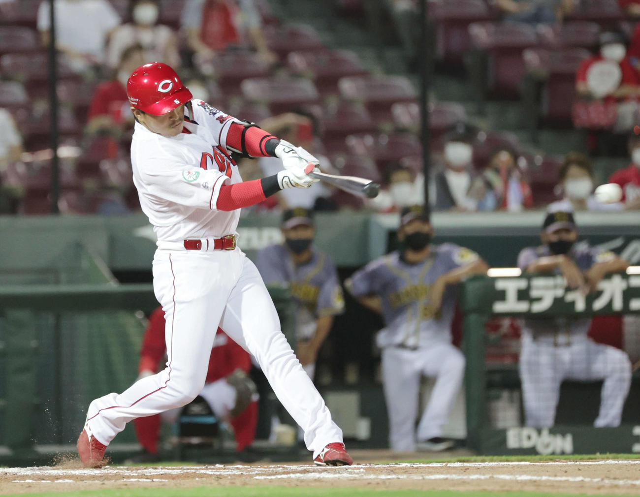 プロ野球広島対阪神6回戦　6回裏広島2死満塁、代打の長野は中前2点適時打を放つ（撮影・加藤孝規）