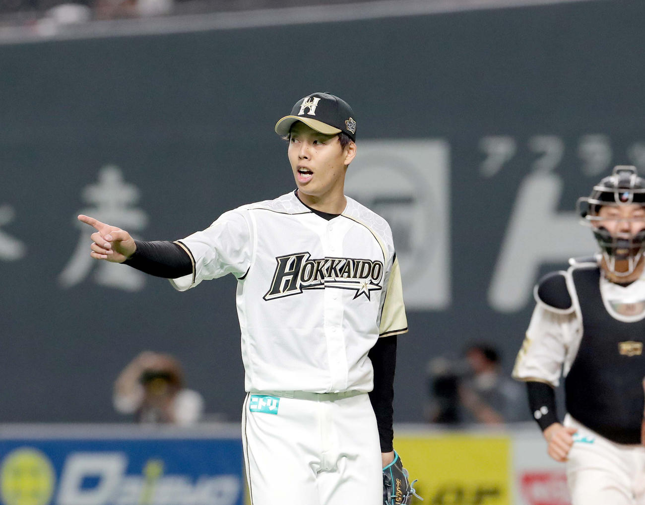 6回表を無失点に抑えナインを指さしながらベンチに戻る日本ハム杉浦（撮影・佐藤翔太）