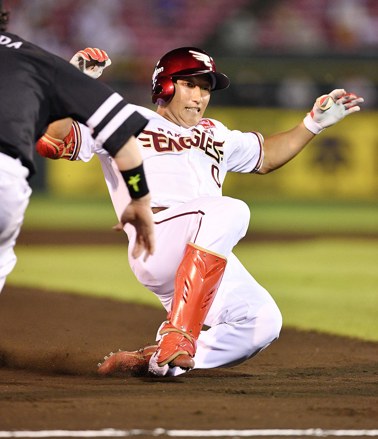楽天対ソフトバンク　7回裏楽天1死一、三塁、小深田は右翼に走者一掃の適時打を放ち三塁へ滑り込む（撮影・滝沢徹郎）