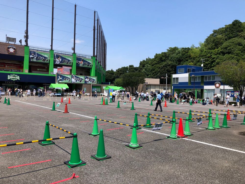密を避けるため，厳重なソーシャルディスタンスの確保で来場者を迎え入れる鎌ケ谷スタジアム