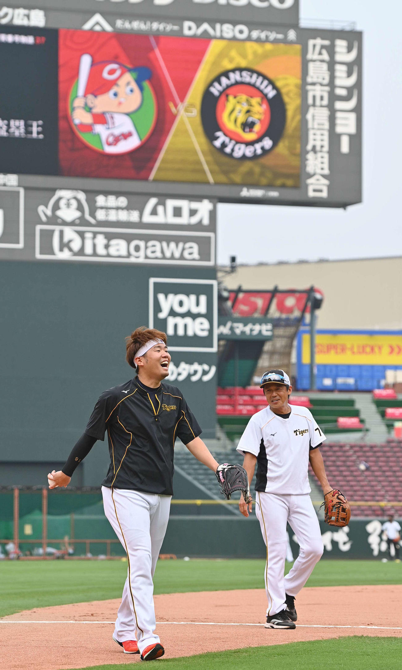 広島対阪神　練習を終え笑顔で引き揚げる西勇輝（撮影・上田博志）