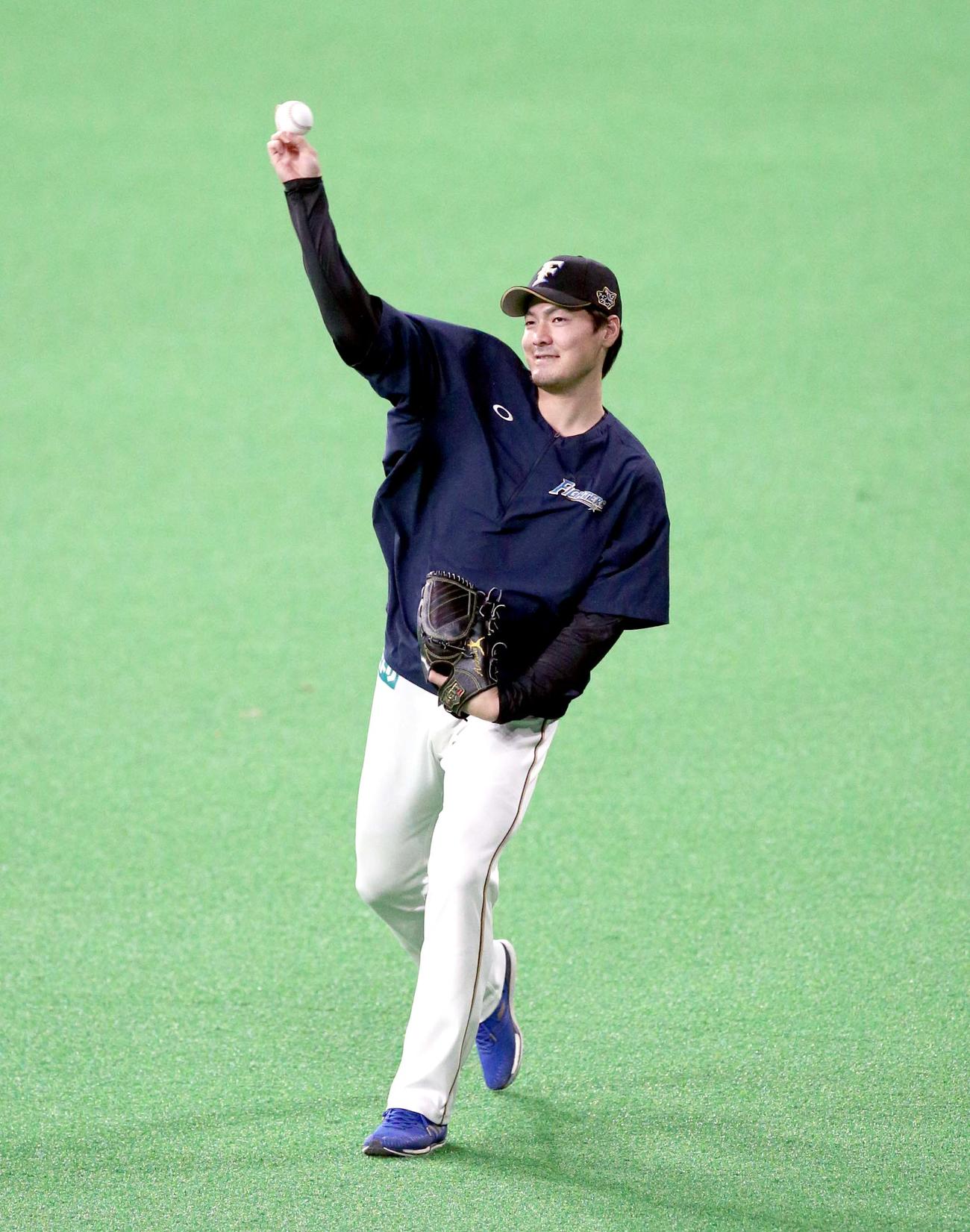 日本ハム対西武　キャッチボールをする日本ハム有原（撮影・佐藤翔太）