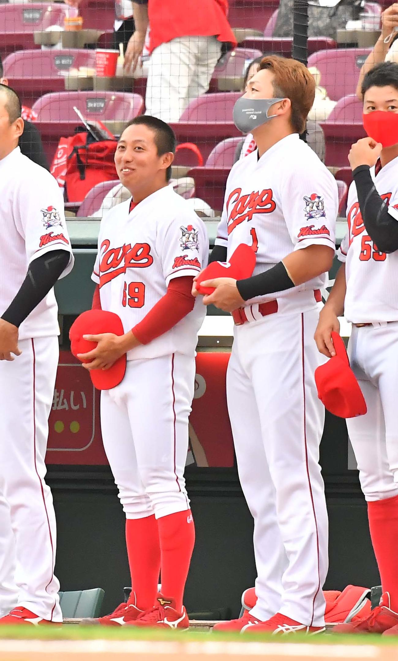 広島対阪神　今季はじめてスタメンを外れた鈴木誠也（右）に声をかけられ笑顔を見せるスタメンの羽月隆太郎（撮影・上田博志）