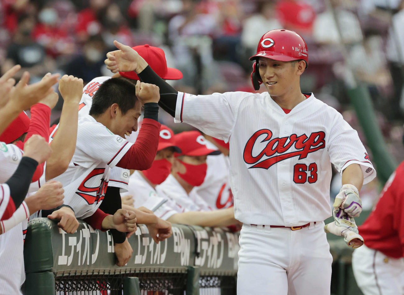 プロ野球広島対阪神6回戦　1回裏広島2死二塁、松山の先制中前適時打で西川が生還。ボコられているのは羽月（撮影・加藤孝規）