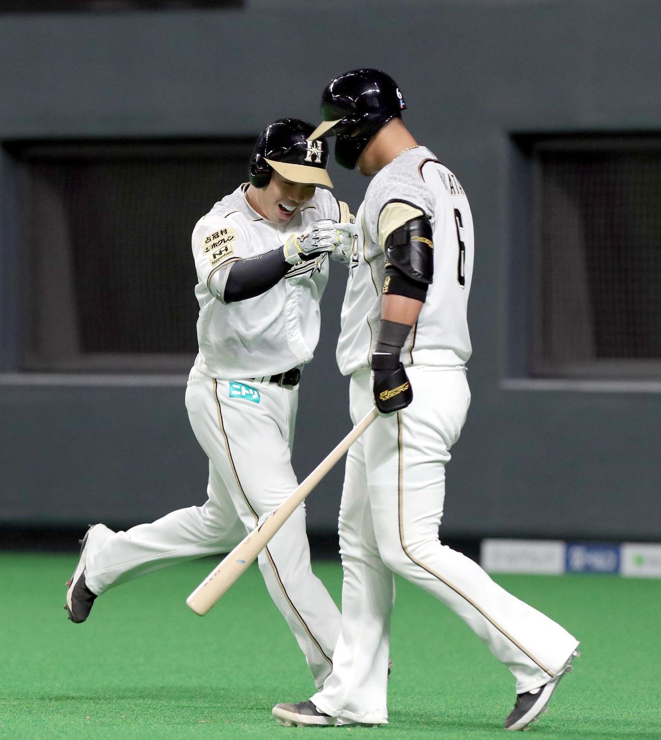 日本ハム対西武　4回裏日本ハム1死、先制となる右越え本塁打を放ち中田に出迎えられる近藤（左奥）（撮影・佐藤翔太）