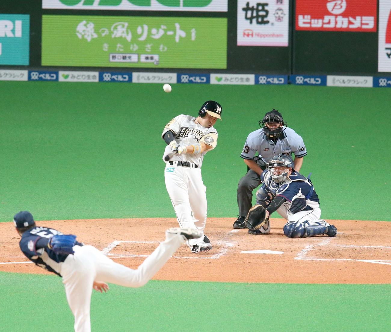 日本ハム対西武　4回裏日本ハム1死、右中間に本塁打を放つ近藤（撮影・黒川智章）