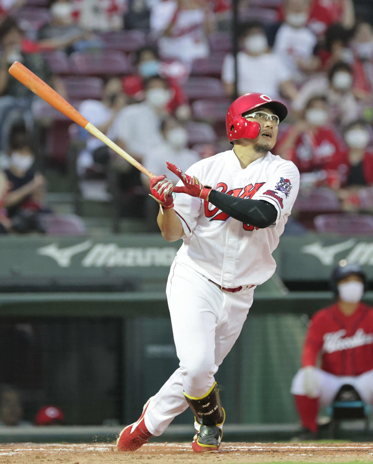 松山は右越え3点本塁打を放つ（撮影・加藤孝規）