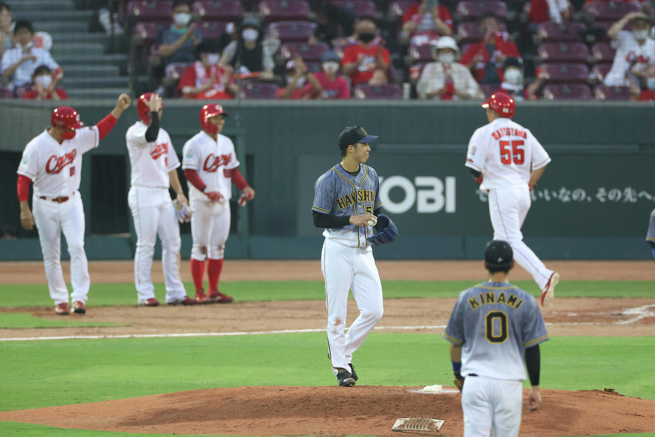 松山竜平に右越え3点本塁打を浴びる青柳晃洋（撮影・清水貴仁）