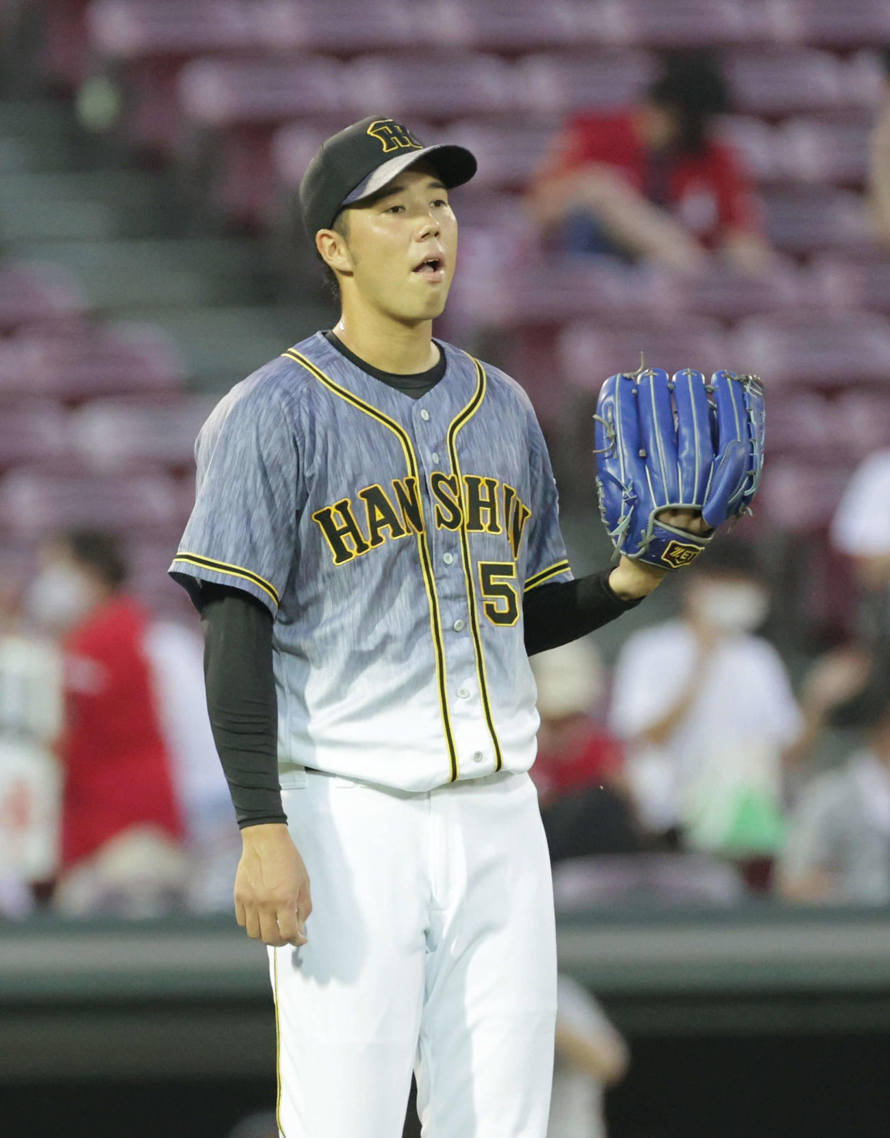 2回裏広島2死一、二塁、松山に右越え3点本塁打を打たれた阪神先発の青柳（撮影・加藤孝規）