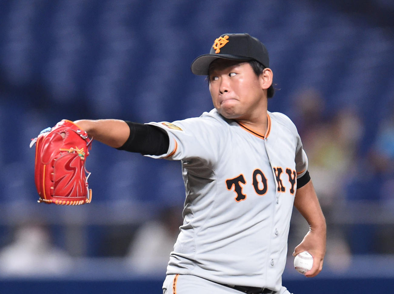 プロ野球中日対巨人　1回裏、登板する巨人先発の田口麗斗（撮影・森本幸一）