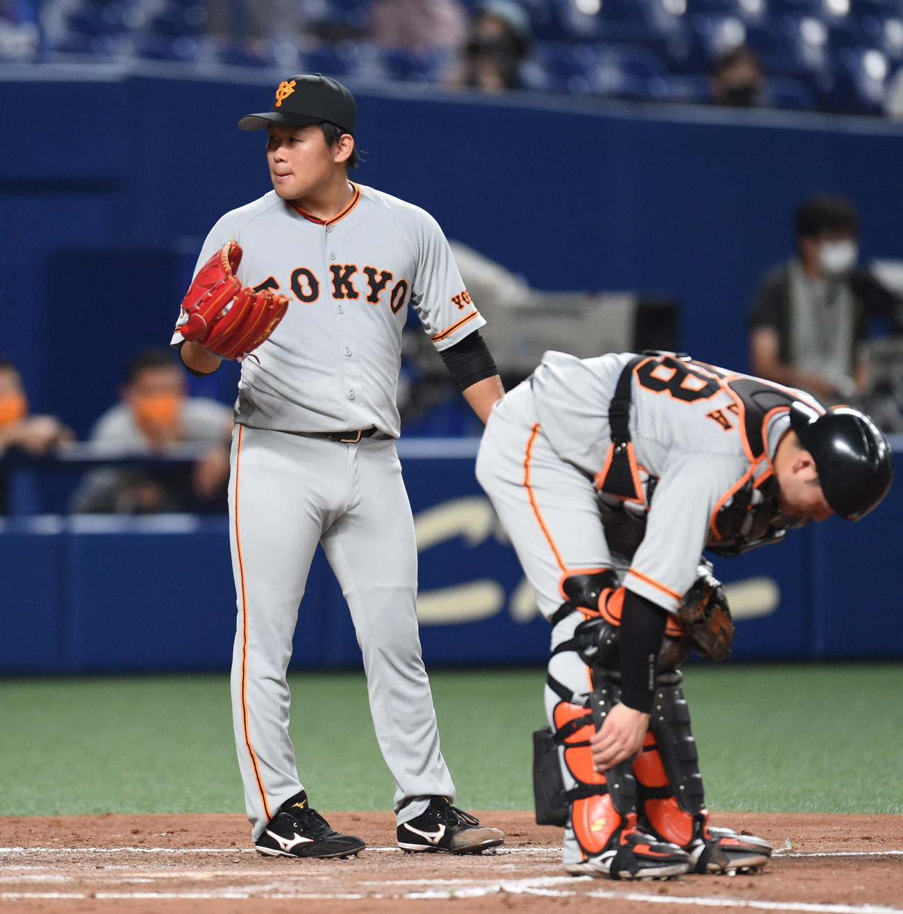 プロ野球中日対巨人　2回裏中日2死一、二塁、大野雄大に中前適時打を打たれ唇をかみしめる巨人先発の田口麗斗（撮影・森本幸一）