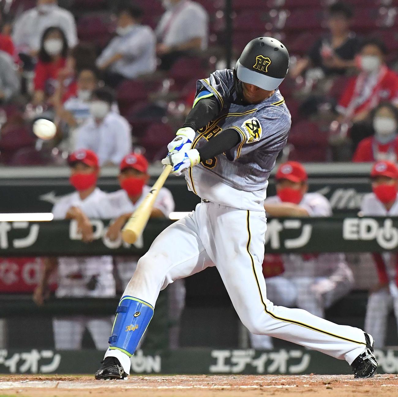 広島対阪神　5回表阪神1死一、二塁、左翼線へ適時二塁打を放つ近本光司（撮影・上田博志）