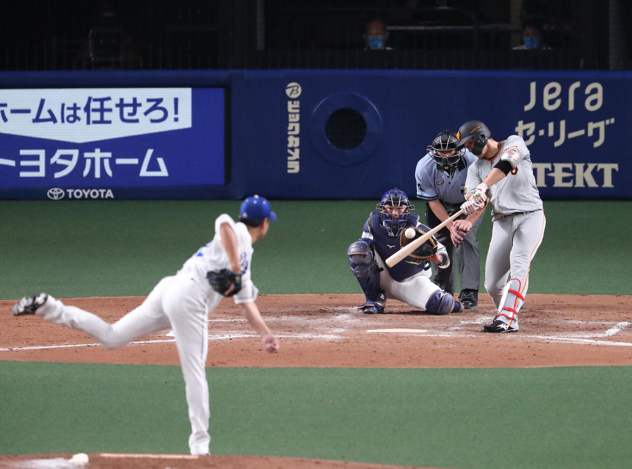 中日対巨人　4回表巨人無死、左越え本塁打を放つ北村拓己（撮影・白石智彦）