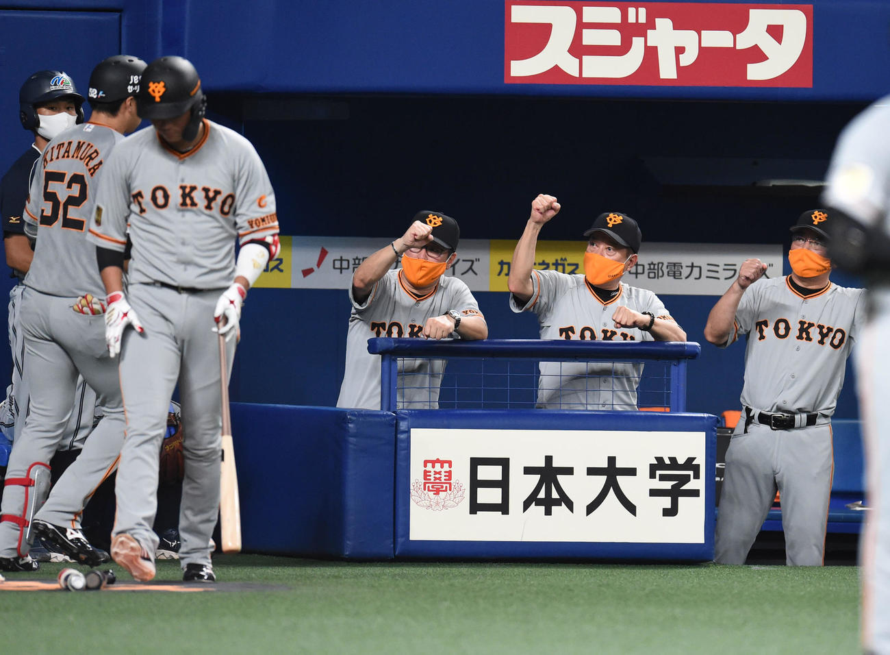 中日対巨人　4回表巨人無死、左越え本塁打を放った北村を迎える原監督（右から2人目）（撮影・森本幸一）