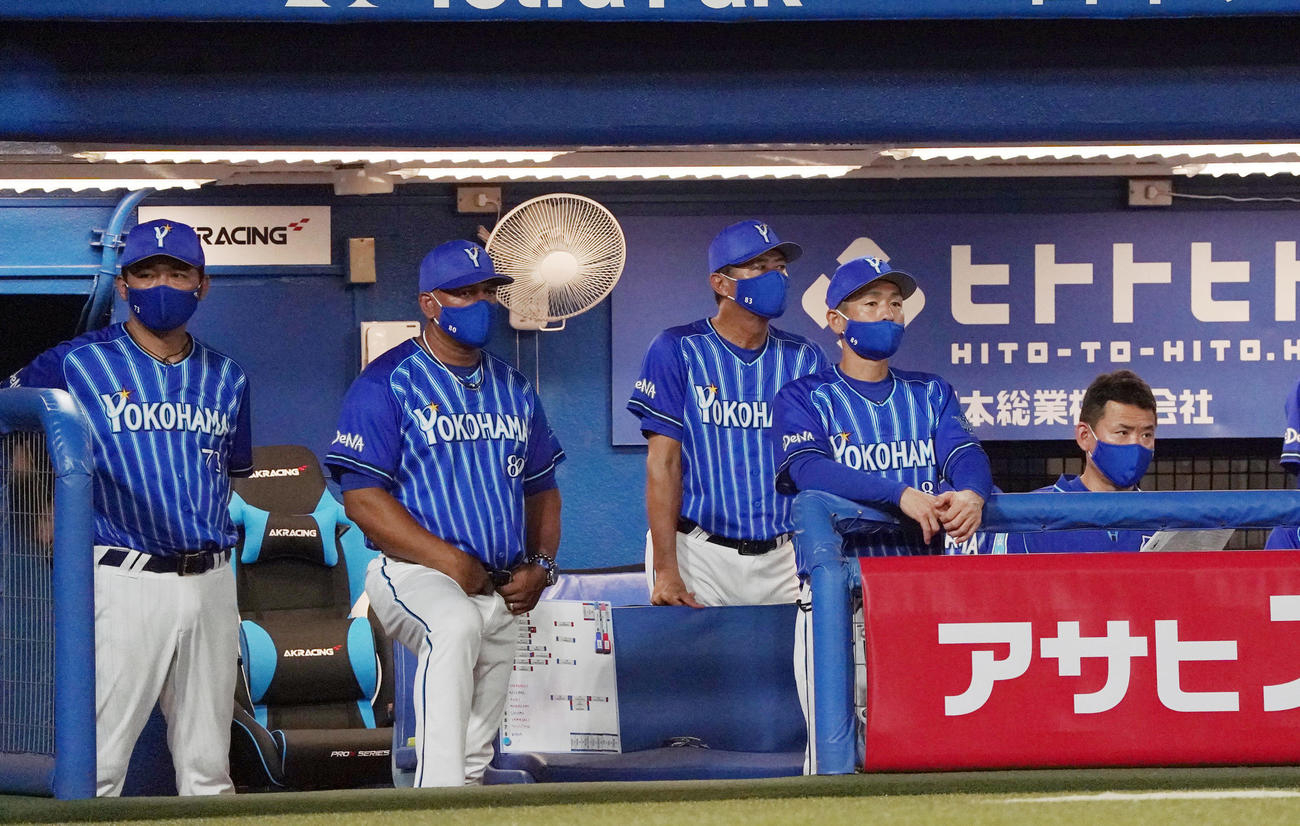 ヤクルト対DeNA　8回裏、静かに戦況を見つめるラミレス監督（左から2人目）らDeNAベンチ（撮影・狩俣裕三）
