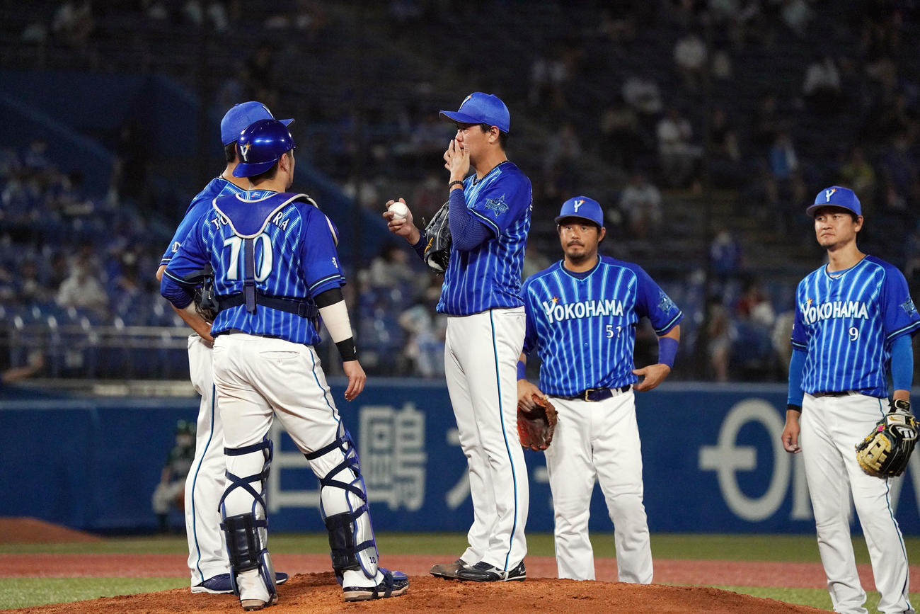 ヤクルト対DeNA　3回裏、失点しマウンドで内野陣と話合う上茶谷（撮影・狩俣裕三）