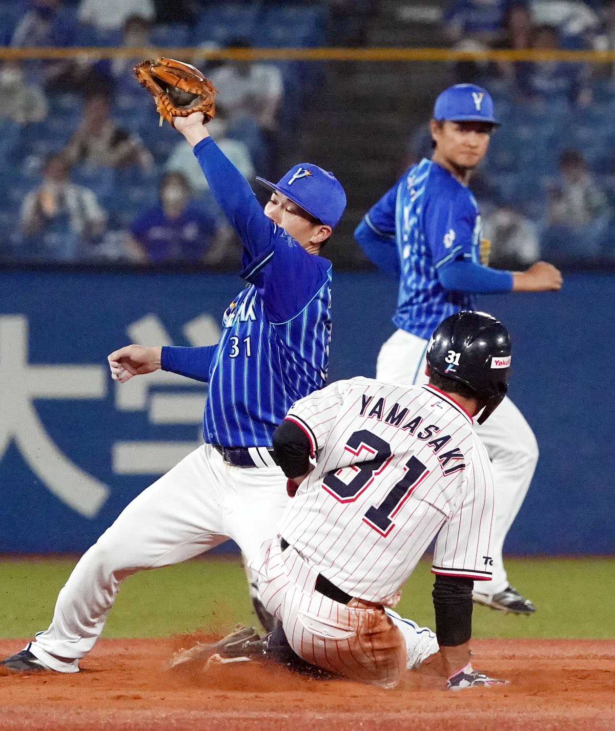 ヤクルト対DeNA　7回裏ヤクルト2死一塁、二盗を決める山崎（手前）（撮影・狩俣裕三）