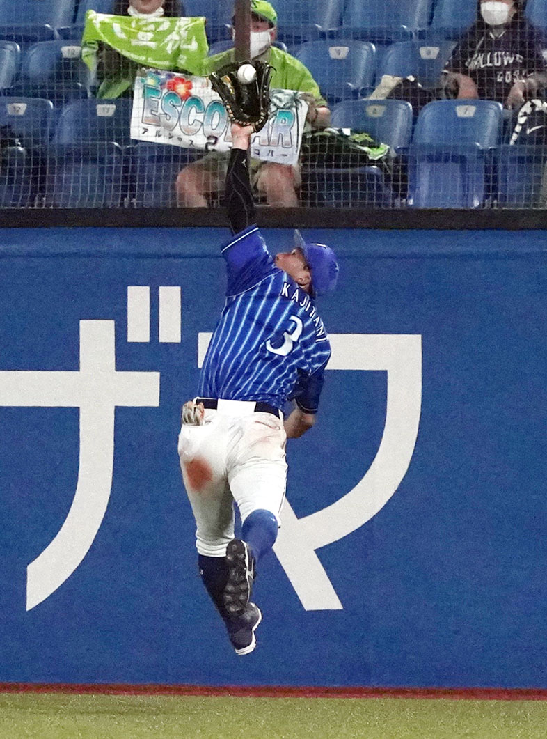 ヤクルト対DeNA　6回裏ヤクルト1死、エスコバーの右飛を好捕する梶谷（撮影・狩俣裕三）