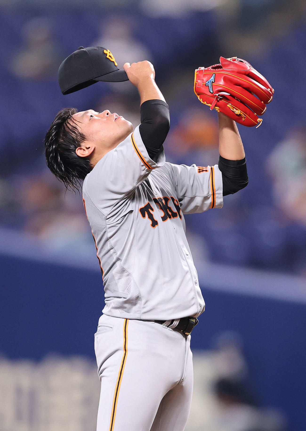 中日対巨人　2回裏中日2死二、三塁、京田に左越え2点適時三塁打を浴び、汗を拭いながら天を仰ぐ田口（撮影・河野匠）