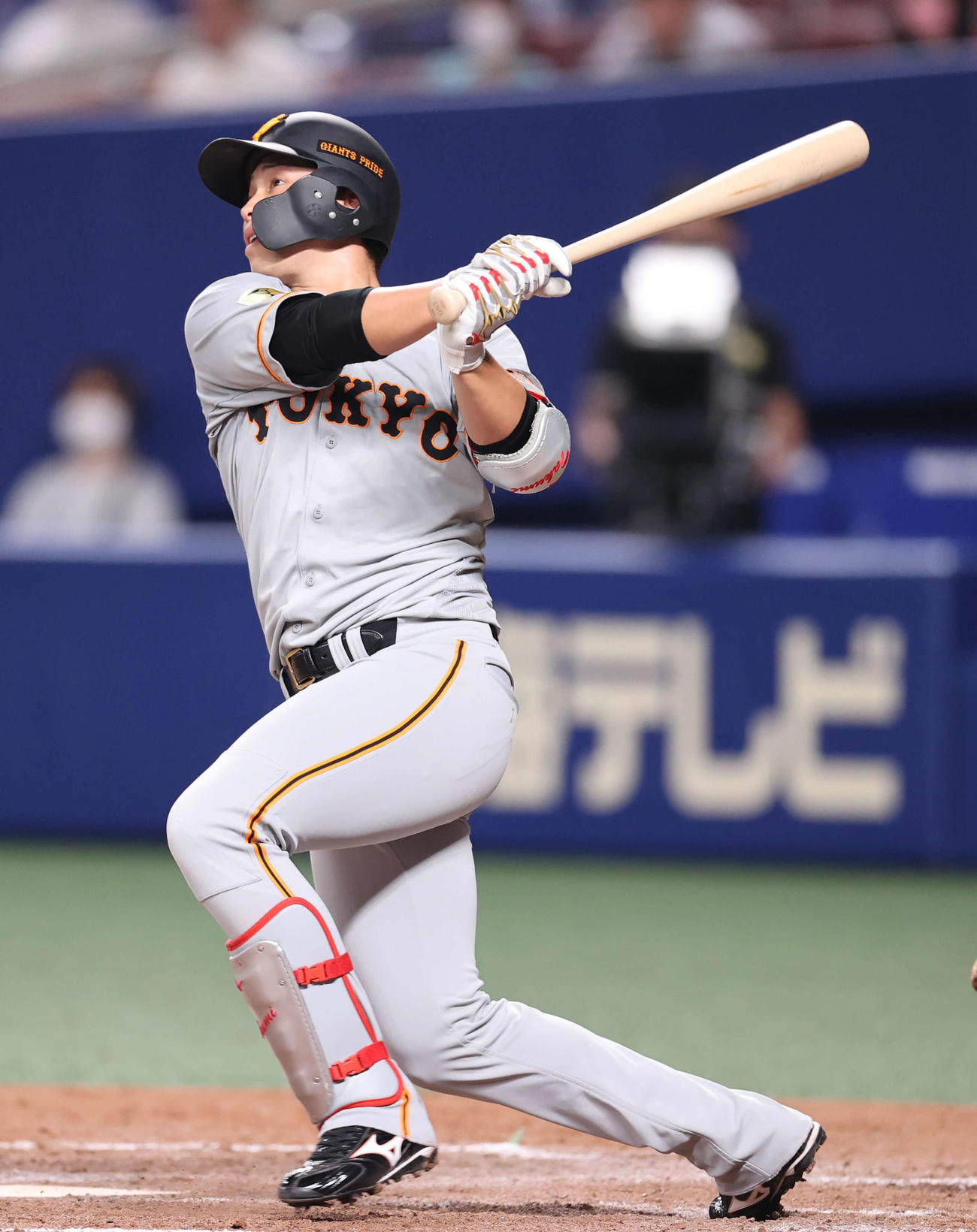 中日対巨人　4回表巨人無死、左越え本塁打を放つ北村（撮影・河野匠）